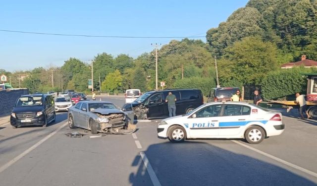 Minibüs ile otomobil kafa kafaya çarpıştı: 5 yaralı