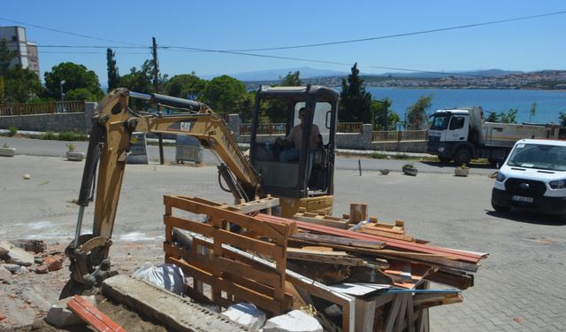 Ayvalık'taki Lale Adası'nda sokakları işgal eden bahçe duvarları yıkıldı