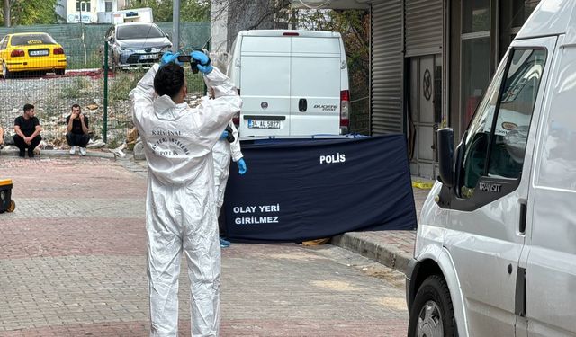 Bahçelievler'de polisten kaçan şüpheli çatı katından düşerek öldü