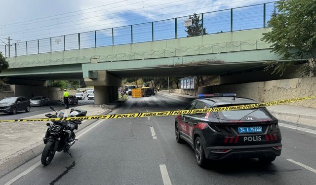 Bakırköy'de üst geçide çarpan tır devrildi