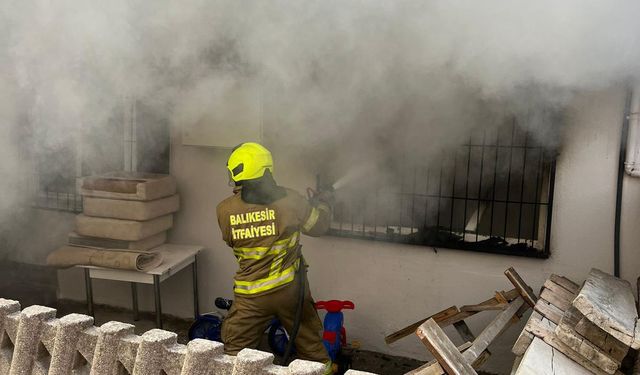 Balıkesir'de apartman dairesinde çıkan yangın söndürüldü