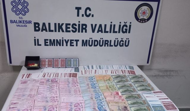 Balıkesir'de kumarhaneye çevrilen ahıra düzenlenen operasyonda 11 zanlı yakalandı