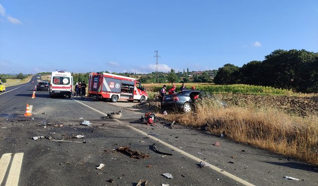 Balıkesir'de süt tankeriyle çarpışan otomobilin sürücüsü öldü, 2 kişi yaralandı