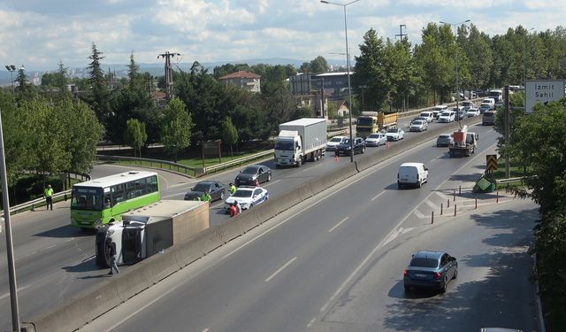 Başiskele'de devrilen kamyonet ulaşımı aksattı