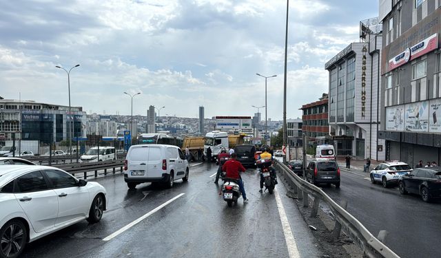 Beylikdüzü'nde bariyerlere çarpan hafriyat kamyonunun sürücüsü yaralandı