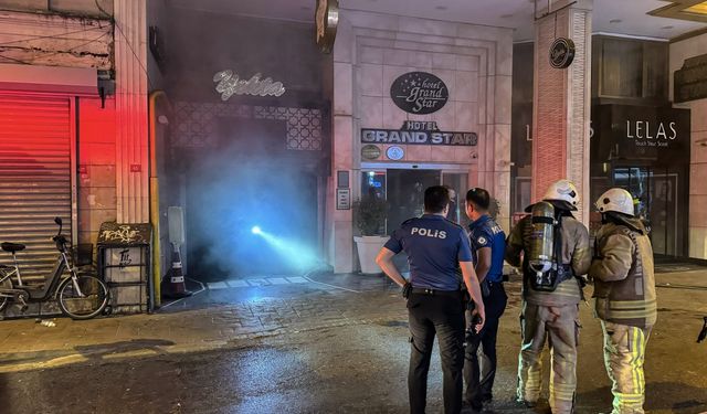 Beyoğlu'nda 9 katlı otelde yangın çıktı