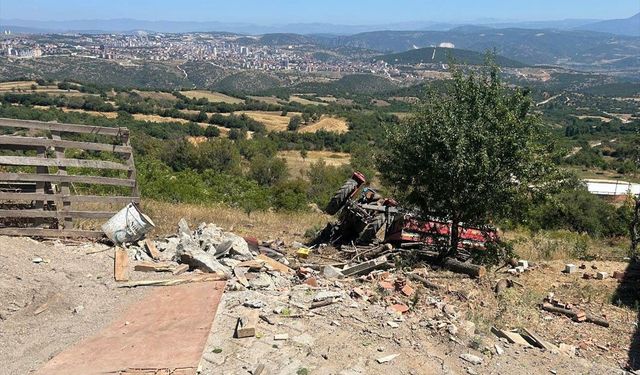 Bilecik'te traktörün devrilmesi sonucu 4 kişi yaralandı