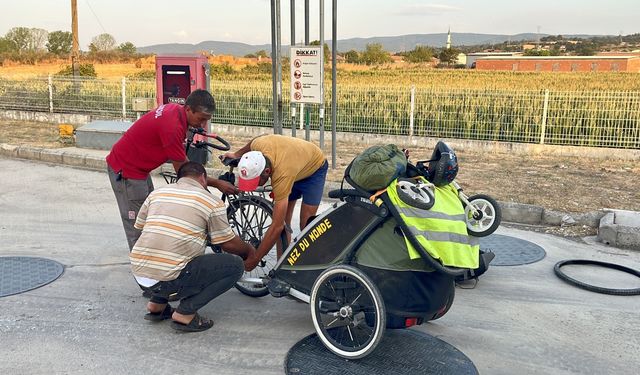 Bisikletleri bozulan Belçikalı turistlere köy muhtarı evinin kapısını açtı