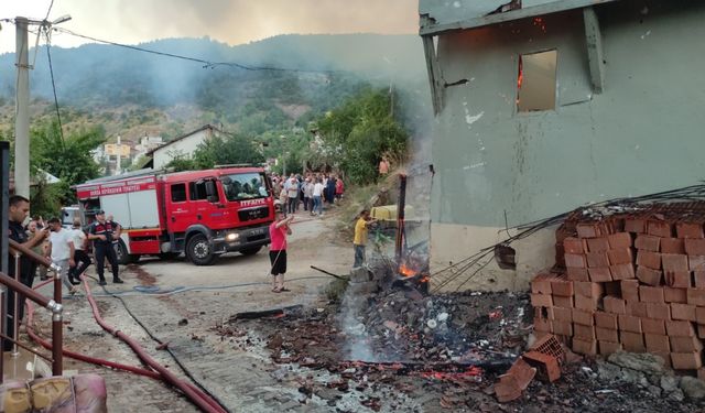 Bursa'da 2 katlı evde çıkan yangın söndürüldü