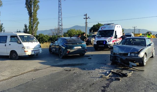 Bursa'da zincirleme trafik kazasında 2 kişi yaralandı