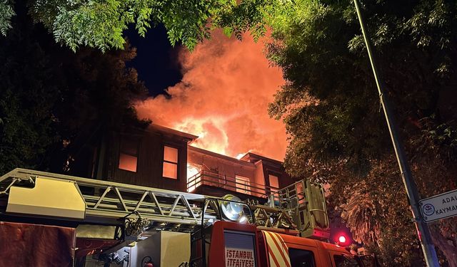 Büyükada'da metruk binada yangın çıktı