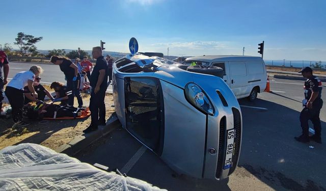 Çanakkale'de otomobille minibüsün çarpıştığı kazada 7 kişi yaralandı