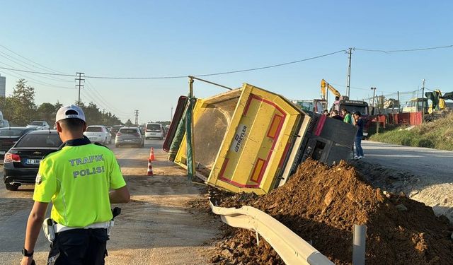 Çekmeköy'de devrilen hafriyat kamyonu ulaşımı aksattı