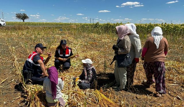 Edirne'de jandarma vatandaşları bilgilendiriyor