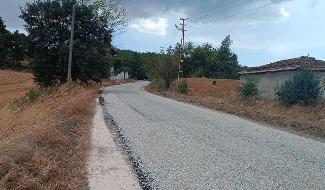 Edirne'de köy yollarında sıcak asfalt çalışmaları sürüyor