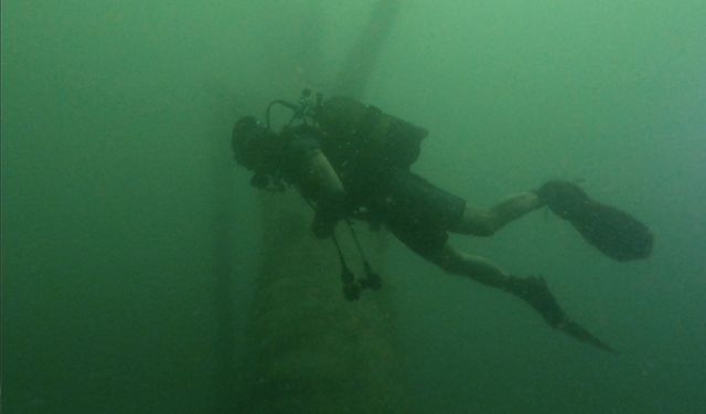 Engelli dalış rekortmeni Marmara Depremi'nde hayatını kaybedenleri su altında andı