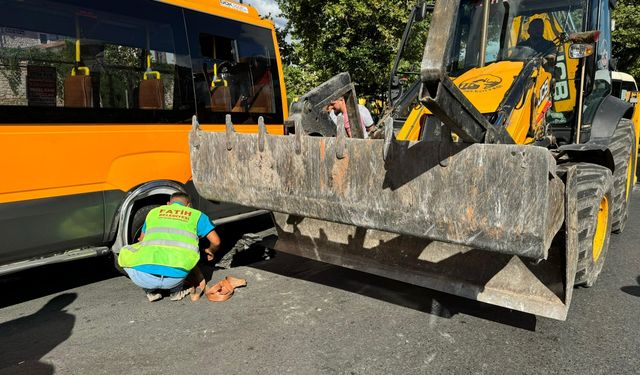 Fatih'te yolun çökmesiyle minibüsün tekeri çukura düştü