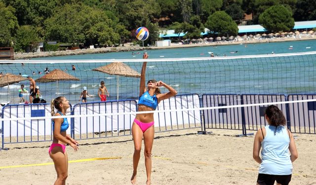 Gelibolu'da plaj voleybolu turnuvası başladı