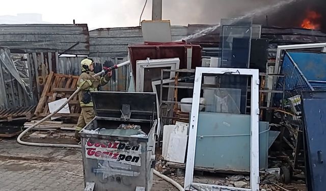 Gömeç'te hurdalıkta çıkan yangın söndürüldü