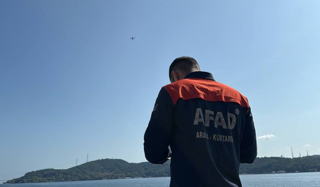 İstanbul Boğazı'nda teknenin batması sonucu kaybolan kişiyi arama çalışmaları sürüyor