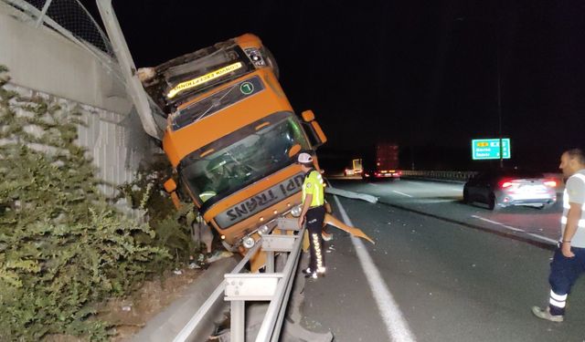 İstanbul-İzmir Otoyolu Bursa geçişinde refüje devrilen tırın sürücüsü yaralandı