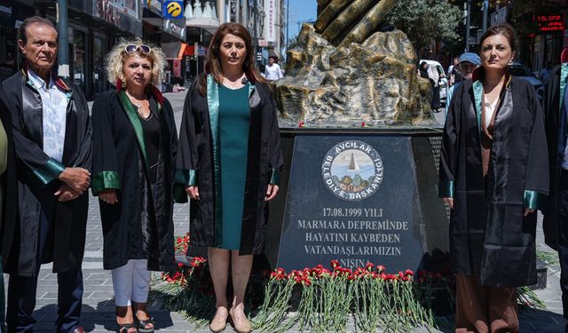 İstanbul'da avukatlar 17 Ağustos depremini andı