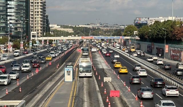 İstanbul'da metrobüs hattındaki "Beyaz Yol" çalışması trafik yoğunluğu oluşturdu