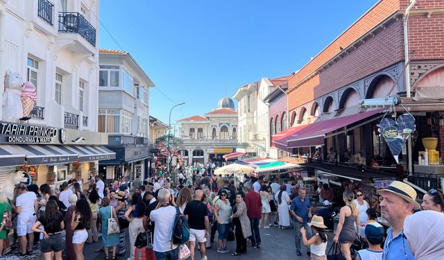 İstanbul'da nemli ve sıcak havadan bunalanlar plaj ve parklara akın etti