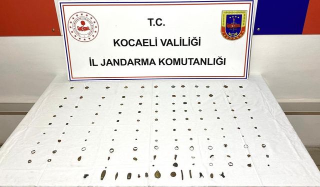 Kocaeli'de bir araçta tarihi eser niteliğinde 24 obje ve 88 sikke bulundu