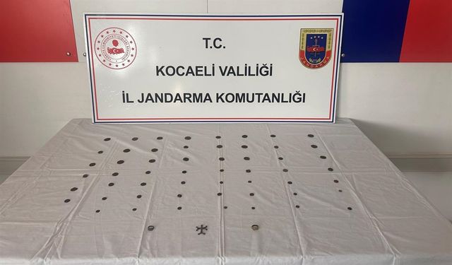 Kocaeli'de bir araçta tarihi eser niteliğinde objeler ve 55 sikke bulundu