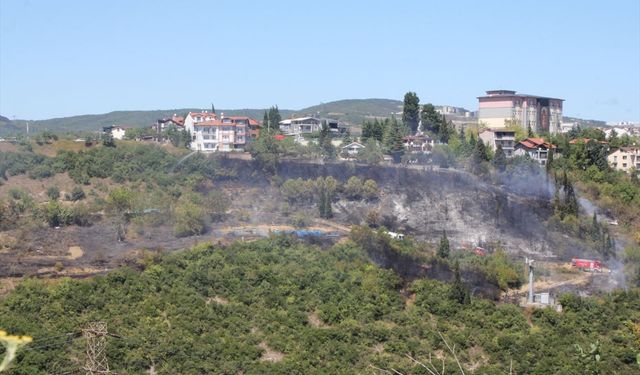 Kocaeli'de çalılık alanda çıkan yangın söndürüldü