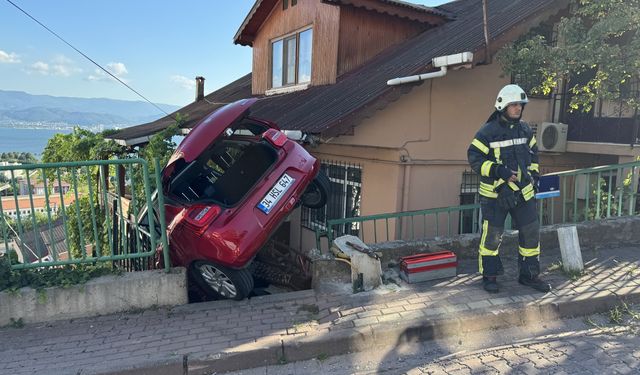 Kocaeli'de doğal gaz dağıtım kutusunu deviren otomobil merdivenli sokakta asılı kaldı