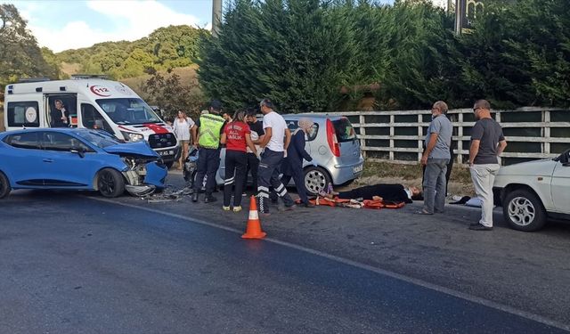 Kocaeli'de iki otomobilin çarpıştığı kazada 3 kişi yaralandı