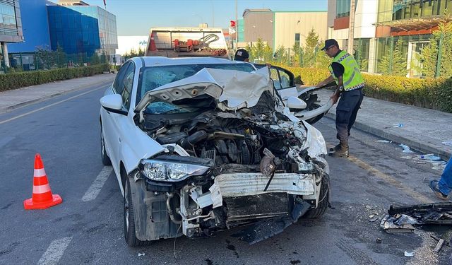 Kocaeli'de kamyona çarpan otomobildeki 4 kişi yaralandı