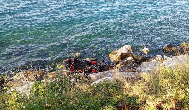 Kocaeli'de kayalıklara devrilen elektrikli motosikletteki 3 kişi yaralandı