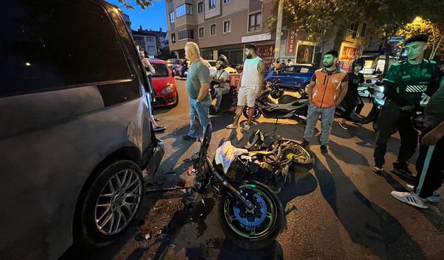 Kocaeli'de otomobil ve panelvana çarpan motosikletin sürücüsü yaralandı