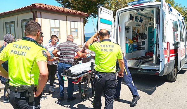 Kocaeli'de otomobile çarpan motosikletin sürücüsü yaralandı