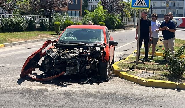 Kocaeli'de tıra çarpan otomobilin sürücüsü yaralandı