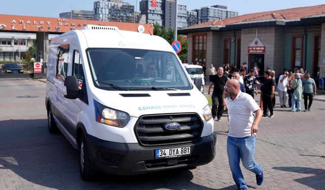 Küçükçekmece'de metrobüs kazasında hayatını kaybeden gencin cenazesi Adli Tıp Kurumu'ndan alındı