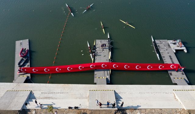 Kürek Milli Takımı'ndan Meriç Nehri'nde dev Türk bayraklı 30 Ağustos kutlaması