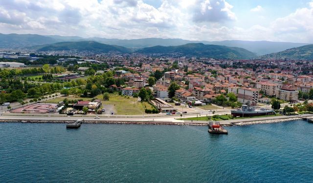 Marmara Depremi'nin merkez üssü Gölcük'te yıkımın yaşandığı bazı alanlar yeniden görüntülendi