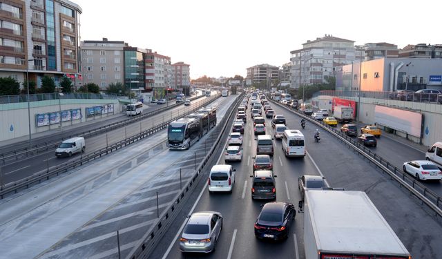 Metrobüs hattındaki "Beyaz Yol" çalışması nedeniyle kapatılan Cennet Mahallesi Durağı açıldı