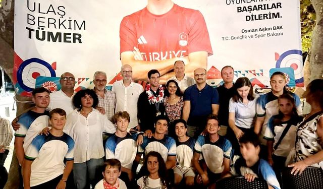 Olimpiyatlara katılan milli sporcusu Ulaş Berkim Tümer Gelibolu'da sevinçle karşılandı