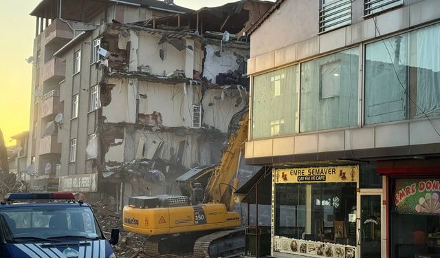 Pendik'te İETT otobüsünün çarptığı binanın yıkımına yarın devam edilecek