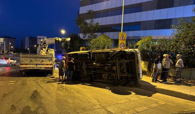 Pendik'te sebze yüklü kamyonetin devrildiği kazada 2 kişi yaralandı