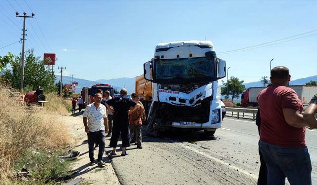 Pamukova'da iki tır çarpıştı: 1 yaralı