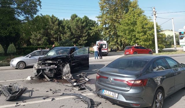 Sakarya'da üç aracın karıştığı kazada 3 kişi yaralandı