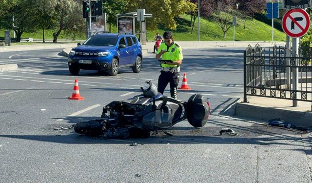 Şişli'de hafif ticari araçla çarpışan motosikletin sürücüsü yaralandı