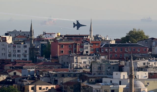 SOLOTÜRK, Büyük Zafer'in 102. yılında İstanbul'da gösteri uçuşu gerçekleştirdi