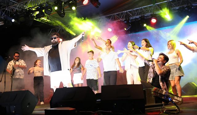 Tekirdağ'da 32. Ayçiçeği Festivalinde Eypio ve Zara konser verdi